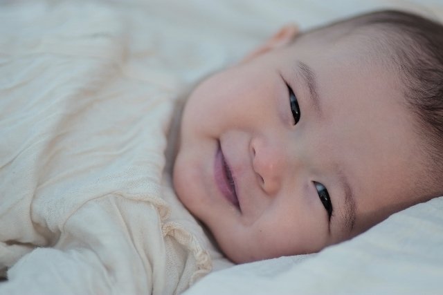 赤ちゃんが鼻水で寝れない場合、口で取る取り方か？それとも吸引器？