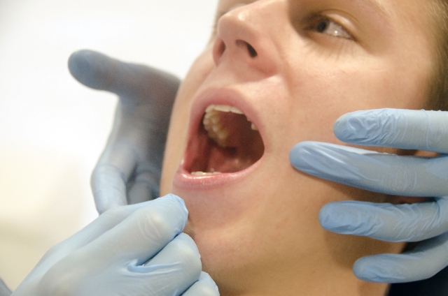 歯医者の麻酔は痛い？副作用も含め、食事は何時間空けるの？